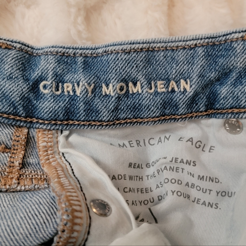 American Eagle High Rise Curvy Mom Jeans - Picture 4 of 6